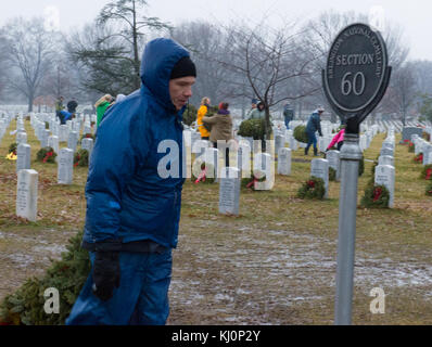 Wreath cleanup event, Supreme Court Justice Samuel Alito Section 60 (15733227894) Stock Photo