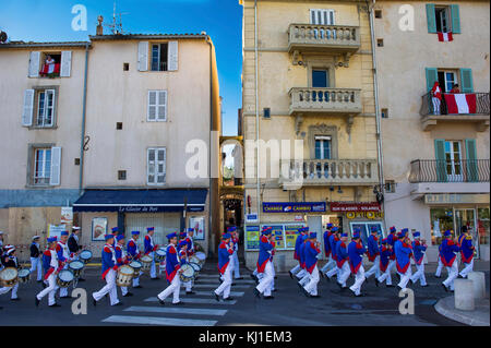 Var (83). Saint-Tropez. La Bravade. Joueurs de flûtes et de tambours // France. Var (83). Saint-Tropez. bravado. Parade of flutes and drums players Stock Photo