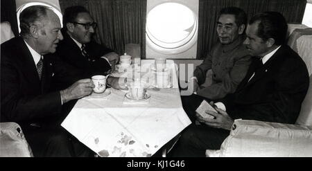 Left to Right: William Rodgers US Secretary of State; Henry Kissinger US National security advisor; Zhou Enlai Chinese Prime Minister and Richard Nixon US President in talks while flying over China 1972 Stock Photo
