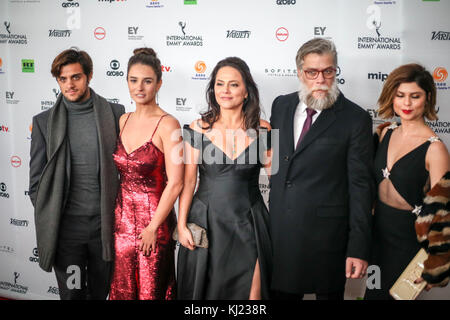 New York, USA. 20th November, 2017. New York, United States. 20th Nov, 2017. (L/R) Felipe Simas, Priscila Steinman, Vivianne Pasmanter, Fabio Assunção e Julianne Trevisol during the 45th International Emmy awards gala in New York city on November 20, 2017. The International Emmy Award is an award ceremony bestowed by the International Academy of Television Arts and Sciences in recognition to the best television programs initially produced and aired outside the United States. (PHOTO: WILLIAM VOLCOV/BRAZIL PHOTO PRESS) Credit: Brazil Photo Press/Alamy Live News Stock Photo