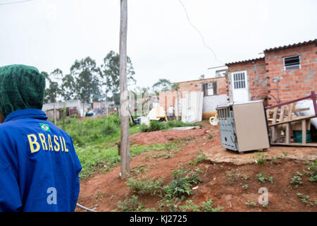 Sao Paulo, Brazil. 21st Nov, 2017. Police officers remove homeless people from an occupied area, in the eastern area of Sao Paulo, Brazil, due to a repossession order.About 100 families who lived there for three years had their personal belongings and furniture taken to a shed and shacks and makeshift homes were overthrown. Credit: Paulo Lopes/ZUMA Wire/Alamy Live News Stock Photo