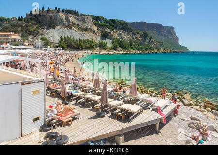 Cassis,France-august 10,2016:Peolple on the beach of Cassis during a sunny day. Stock Photo