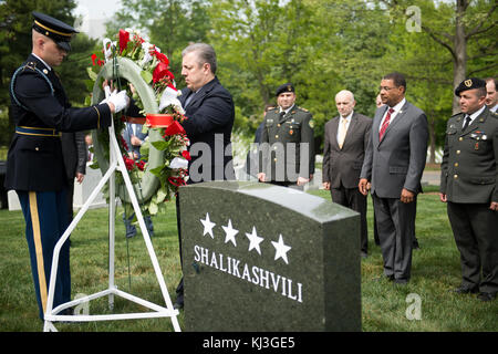 Prime Minister of Georgia lays a wreath at the gravesite of Gen. John Shalikashvili in Section 30 of Arlington National Cemetery (26038957184) Stock Photo