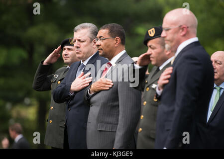 Prime Minister of Georgia lays a wreath at the gravesite of Gen. John Shalikashvili in Section 30 of Arlington National Cemetery (26041080583) Stock Photo