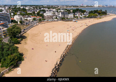 Saint-Nazaire (north-western France): buildings along the waterfront and the beach of Villes Martin, along the coasts of Saint-Nazaire Stock Photo