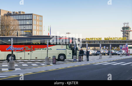 Free,parking,for,15,minutes,kiss and fly,quick,passenger,pick up,at,  Carcassonne,Airport,Aude,region,South,of,France,French,Europe,European  Stock Photo - Alamy