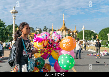 Kind mit Ballons im Park vor dem Königspalast , Phnom Penh, Kambodscha, Asien  |  Child selling ballons, Royal Palace and Park, Phnom Penh, Cambodia,  Stock Photo