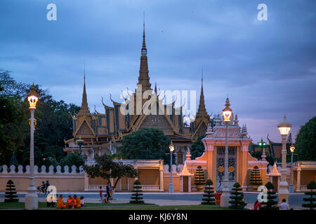 Königspalast in der Abenddämmerung , Phnom Penh, Kambodscha, Asien  |  Royal Palace at dusk, Phnom Penh, Cambodia, Asia Stock Photo