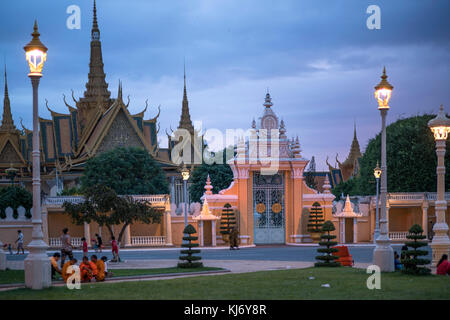 Königspalast in der Abenddämmerung , Phnom Penh, Kambodscha, Asien  |  Royal Palace at dusk, Phnom Penh, Cambodia, Asia Stock Photo