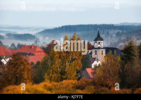 Straßberg Harz Herbst Impression Blick zur Schule Stock Photo