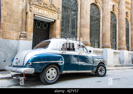 Street scene, vintage American car, Old Havana, Cuba