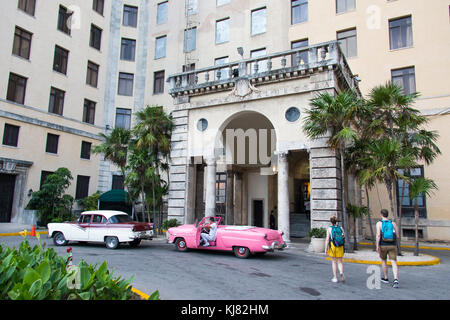 Vintage cars in front of the Hotel Nacional de Cuba, Havana, Cuba Stock Photo