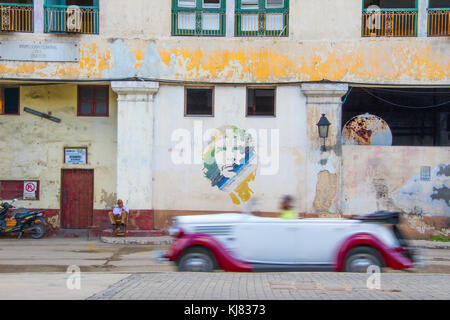 Street scene, vintage American car, Old Havana, Cuba Stock Photo