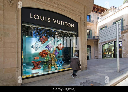 TIENDA LOUIS VUITTON PALMA  Esta es la larga cola para entrar a la tienda  de Louis Vuitton en Palma