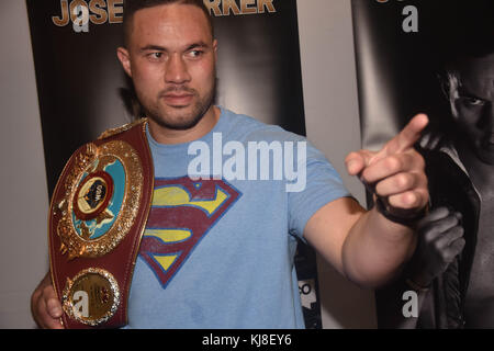 Auckland, New Zealand. 22nd Nov, 2017. New Zealand heavyweight boxer Joseph Parker poses for camera after a press conference in Auckland on Nov 22, 2017. He is currently the WBO heavyweight champion, having held the title since 2016. His team announces their latest attempts at signing a unification bout with WBA and IBF champion Anthony Joshua . Credit: Shirley Kwok/Pacific Press/Alamy Live News Stock Photo