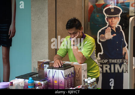 19.11.2017, Singapore, Republic of Singapore, Asia - A man sells drinks made of mulberries in front of a shopping mall in Chinatown. Stock Photo