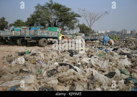 Dhaka, Bangladesh. 22nd Nov, 2017. Wastage plastic material dumped in an open place at Dhaka, Bangladesh. Credit: Suvra Kanti Das/ZUMA Wire/Alamy Live News Stock Photo