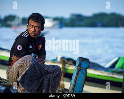 Yangon, Yangon Region, Myanmar. 23rd Nov, 2017. A crewman on a fishing boat waits for his boat to be unloaded at the San Pya Fish Market. San Pya Fish Market is one of the largest fish markets in Yangon. It's a 24 hour market, but busiest early in the morning. Most of the fish in the market is wild caught but aquaculture is expanding in Myanmar and more farmed fresh water fish is being sold now than in the past. Credit: Jack Kurtz/ZUMA Wire/Alamy Live News Stock Photo