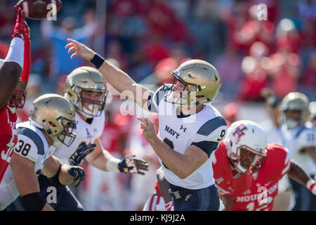 November 24, 2017: Navy Midshipmen quarterback Zach Abey (9) passes during the 1st quarter of an NCAA football game between the Navy Midshipmen and the University of Houston Cougars at TDECU Stadium in Houston, TX. ..Trask Smith/CSM Stock Photo