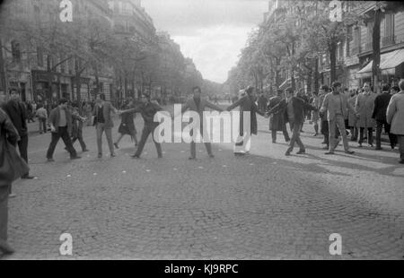 Philippe Gras / Le Pictorium -  May 1968 -  1968  -  France / Ile-de-France (region) / Paris  -  Human chain. Stock Photo