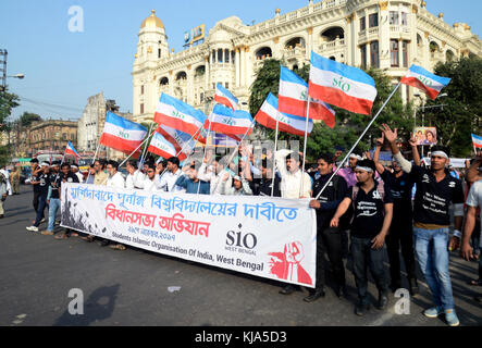 Kolkata, India. 21st Nov, 2017. Students Islamic Organization (SIO) activist participate in a rally demanding University at Murshidabad district of West Bengal on November 21, 2017 in Kolkata. Credit: Saikat Paul/Pacific Press/Alamy