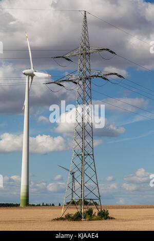 Windräder mit Überlandleitung