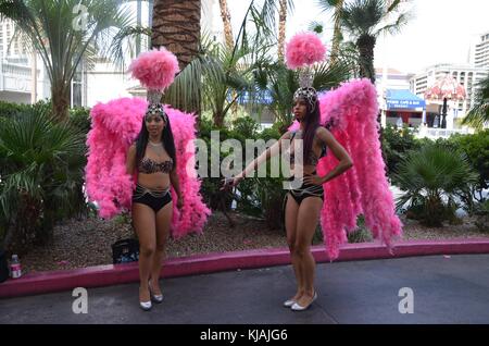 las vegas showgirls in pink feather boas and headresses on the strip nevada usa Stock Photo