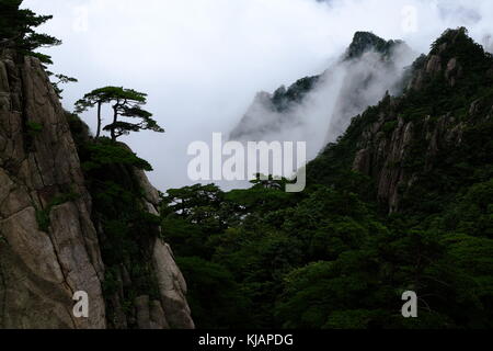 Cloud covered rugged peaks of Huangshan mountains in China Stock Photo