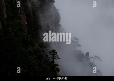 Cloud covered rugged peaks of Huangshan mountains in China Stock Photo