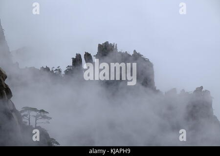 Cloud covered rugged peaks of Huangshan mountains in China Stock Photo