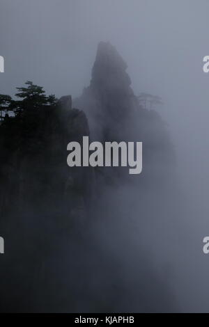 Cloud covered rugged peaks of Huangshan mountains in China Stock Photo