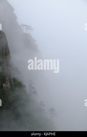 Cloud covered rugged peaks of Huangshan mountains in China Stock Photo