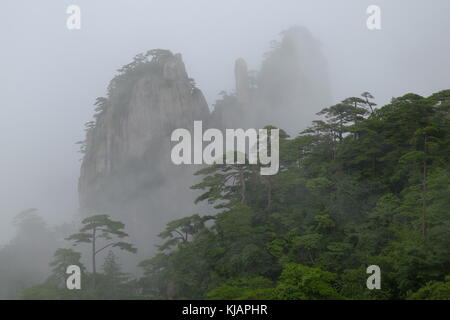 Cloud covered rugged peaks of Huangshan mountains in China Stock Photo