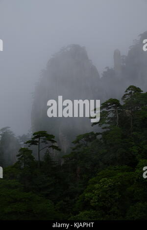 Cloud covered rugged peaks of Huangshan mountains in China Stock Photo