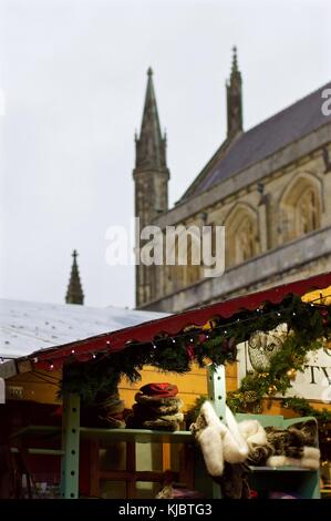 Christmas market stall with Winchester Cathedral in the background, Winchester, UK, 2017 Stock Photo