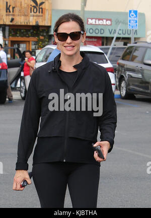 LOS ANGELES, CA - SEPTEMBER 09: Jennifer Garner is seen going to her gym on September 09, 2016 in Los Angeles, California.  People:  Jennifer Garner Stock Photo