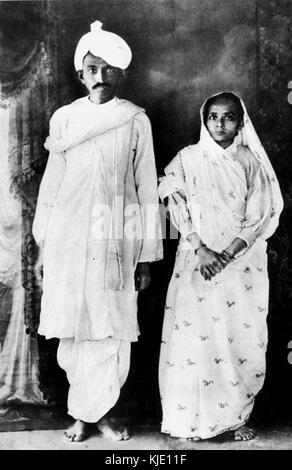 Mahatma and Kasturba Gandhi on their return to India from South Africa in 1915 Stock Photo