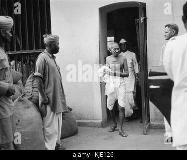 Mahatma Gandhi leaves Presidency Jail in Calcutta Stock Photo