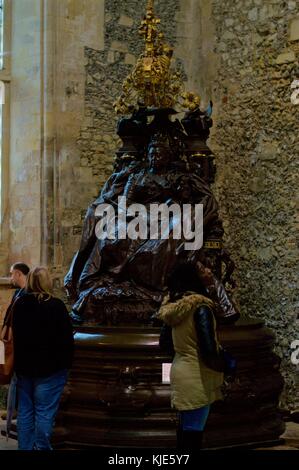 Statue of Queen Victoria in the Great Hall of Winchester Castle Stock Photo