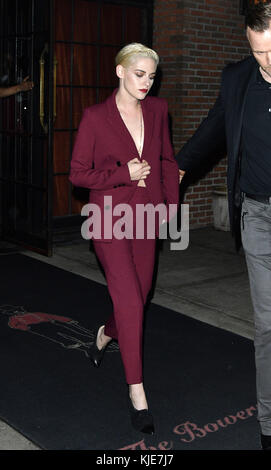 NEW YORK, NY - OCTOBER 03: Actress Actress Kristen Stewart leaves a downtown hotel on October 3, 2016 in New York City.   People:  Kristen Stewart Stock Photo