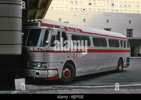 Western Pacific using AT&SF Train Bus to Oakland for California Zephyr bus  B 157 at Santa Fe Bus Depot, San Francisco, CA on August 26, 1967 (22386689461) Stock Photo