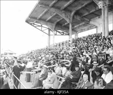 Large Crowds At Three Rivers Exhibition Week Races   1947 Stock Photo