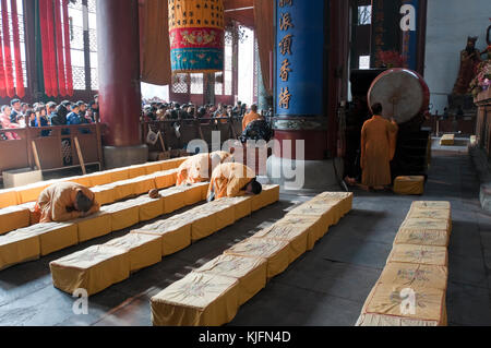 People worshipping a Buddah golden statue at the Jade Buddha temple in Lingyin,Hangzhou，China Stock Photo
