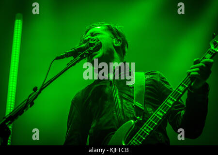 Denmark, Copenhagen - November 14, 2017. The American rock band Queens of the Stone Age performs a live concert at Tap1 in Copenhagen. Here bass player Michael Shuman is seen live on stage. (Photo credit: Gonzales Photo - Thomas Rasmussen). Stock Photo