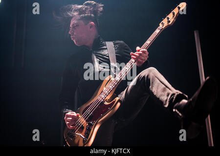 Denmark, Copenhagen - November 14, 2017. The American rock band Queens of the Stone Age performs a live concert at Tap1 in Copenhagen. Here bass player Michael Shuman is seen live on stage. (Photo credit: Gonzales Photo - Thomas Rasmussen). Stock Photo