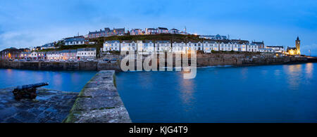Hafenmauer und Kanone, Abenddämmerung, Porthleven, Cornwall, England, Großbritannien Stock Photo