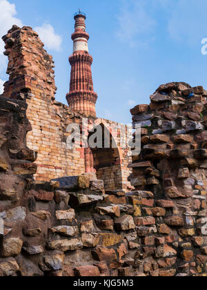Qutb Minar surrounded by its ruins, Mehrauli archeological park, Delhi, India Stock Photo