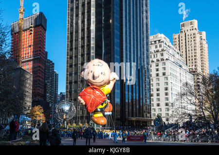 New York, USA, 23 Nov 2017. New York, USA,  A balloon of Peanut's Charlie Brown participates in the Thanksgiving parade ahead of Paw Patrol's Chase in New York's Central Park West, Photo by Enrique Shore/Alamy Live News Stock Photo