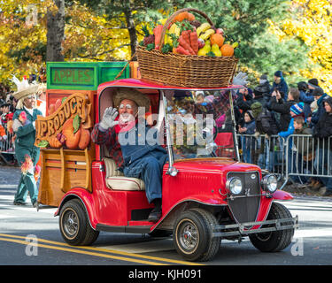 New York, USA. 23rd Nov, 2017. New York, USA, Clowns from a circus participate in the 2017 Macy's Thanksgiving Day parade through New York's Central Park South. Credit: Enrique Shore/Alamy Live News Stock Photo