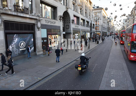 Oxford Street, London, UK. 24th Nov, 2017. Very quiet start to Black Friday on Oxford Street at 8am. Credit: Matthew Chattle/Alamy Live News Stock Photo